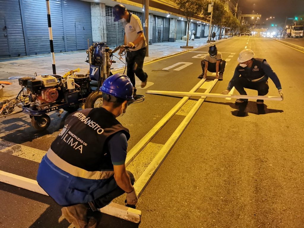 MML ejecutó trabajos de mantenimiento de la demarcación vial en la Av. Tacna