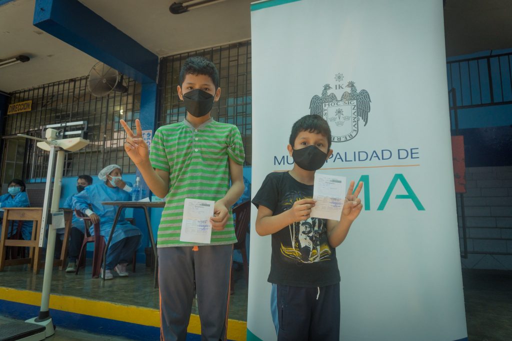 MML continúa vacunando contra el COVID-19 a estudiantes y padres de familia en colegios de Cercado