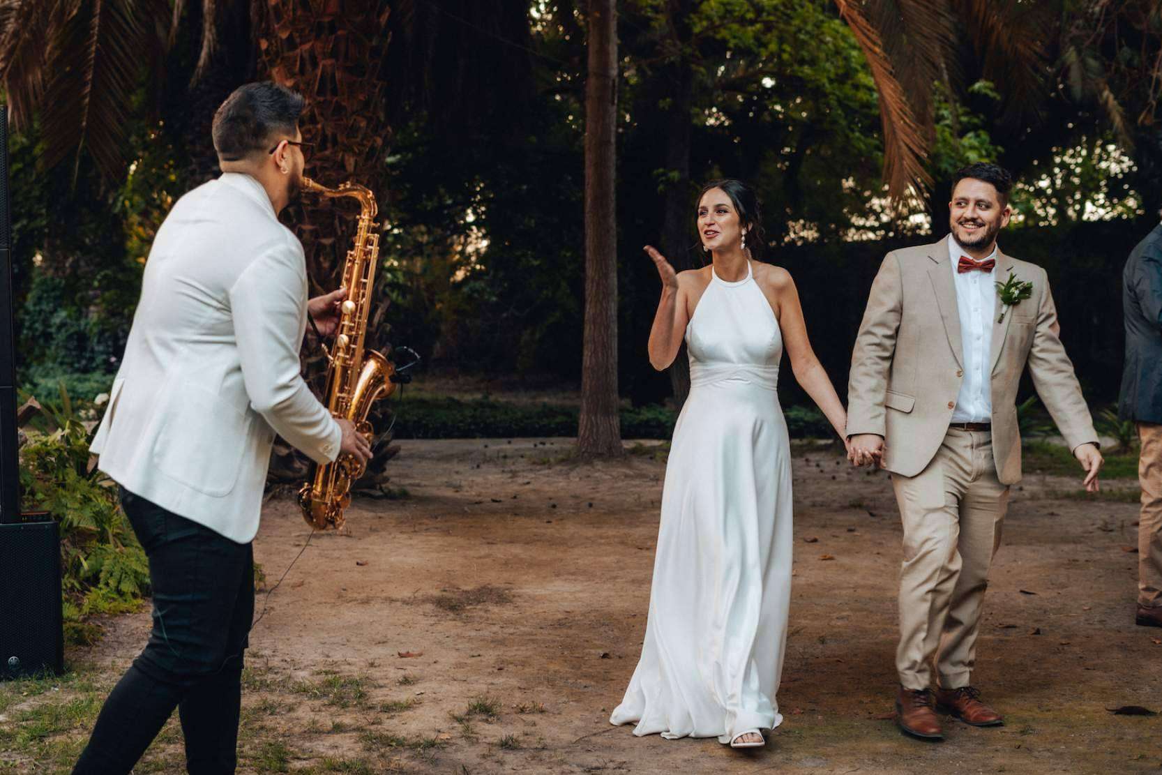 La música en vivo de un saxofonista marca la diferencia en una celebración de matrimonio