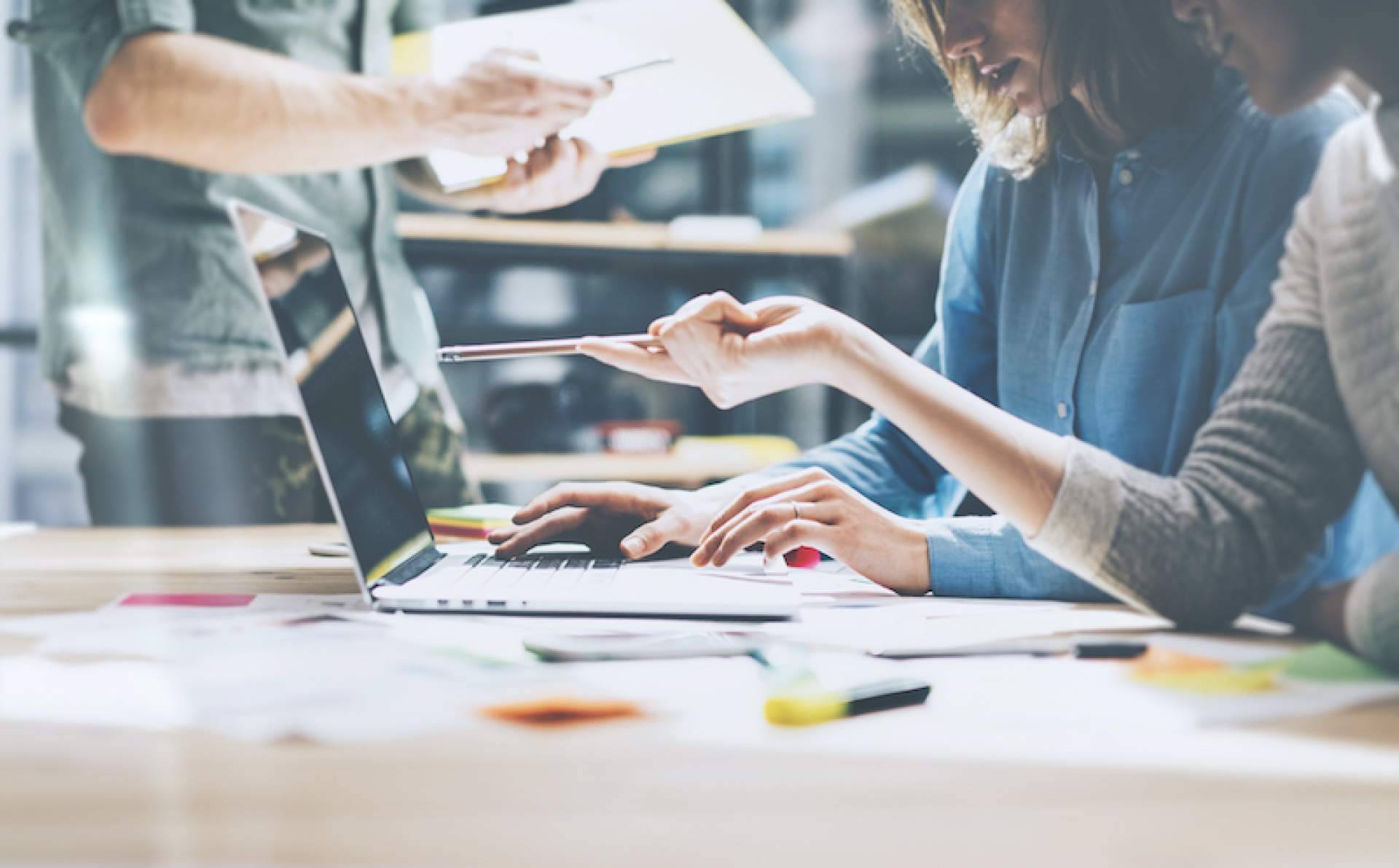 Diferencias entre expertise técnico y de negocio en marketing digital, con Müller y Perez Marketing y Perfomance
